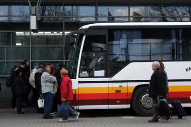 Közlekedés - Budapest - Utasok a Népliget autóbusz-pályaudvaron