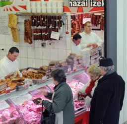 Kereskedelem - Debrecen - Vásárlók a debreceni Piaccsarnokban