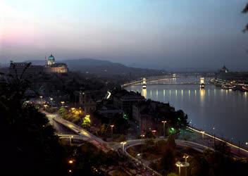 Budapest esti fényben
