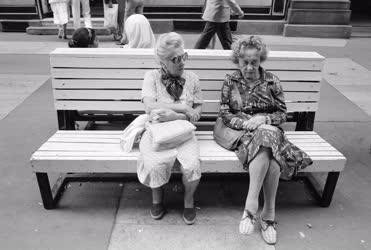 Életkép - Idős nők ülnek a padon