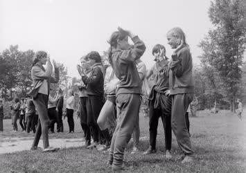 Oktatás - Úttörök és katonák közös akadályversenye