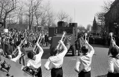 Ünnep - Átadták a Lenin páncélautó mását