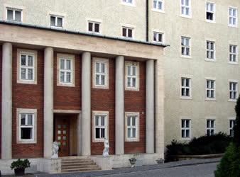 Oktatás - Pannonhalma - A bencés gimnázium épülete