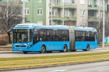 Közlekedés - Budapest - Környezetbarát csuklós autóbusz