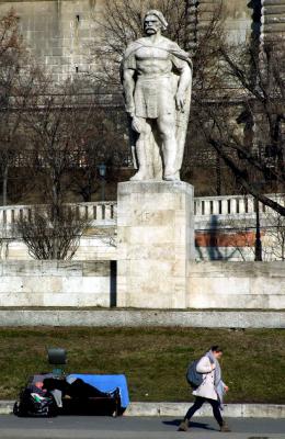 Életkép - Budapest - Köztéri padon alvó ember