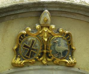 Jelkép - Magyarpolány - Címer a katolikus templom bejáratánál