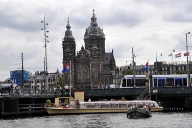 Idegenforgalom - Amszterdam - Vízi városnézésre induló turi