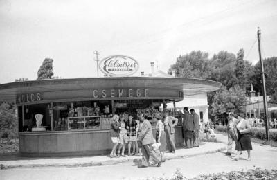 Kereskedelem - Élelmiszer Pavilon Balatonföldváron