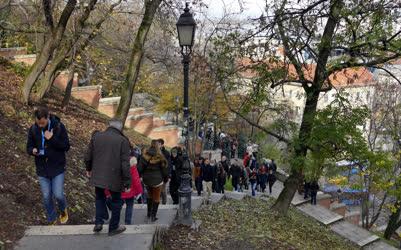 Idegenforgalom - Budapest - Turista fiatalok a Vár-hegy oldalában