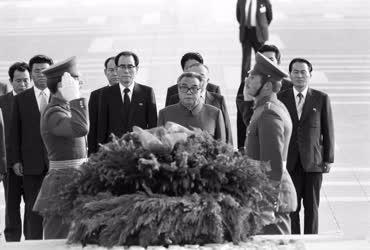 Külkapcsolat - Kim Ir Szen koszorúz a Hősök terén