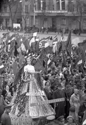 Életmód - Május elsejei felvonulás 1956-ban