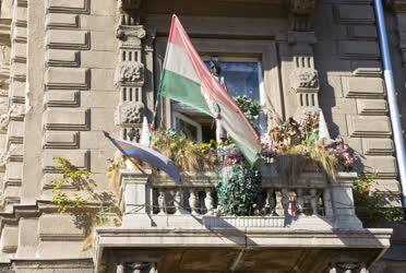 Jelkép - Budapest - Zászlók az Andrássy út egyik épületén