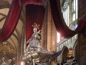 Csehország - Prága - Nepomuki Szent János sírja