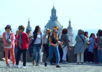 Városkép - Budapest - Turisták a budai Várban