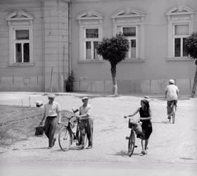 Városkép - Életkép - Gyöngyösi utca