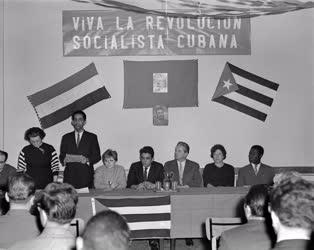 Ünnep - Kubai diákok ünneplik hazájuk felszabadulásának évfordulóját