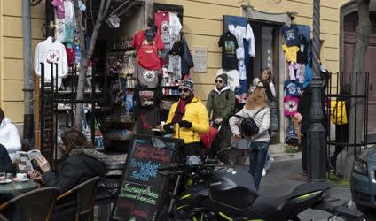 Turizmus - Budapest - Ajándékbolt a Budai Várban