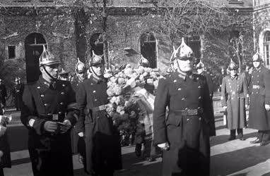 Történelem - Hősi halált halt rendőrök temetése