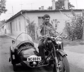 Városkép-életkép - Gyermekével motorozó apa