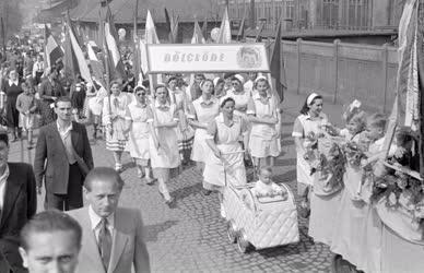 Történelem - Ünnep - Bölcsödei dolgozók felvonulása május 1-én