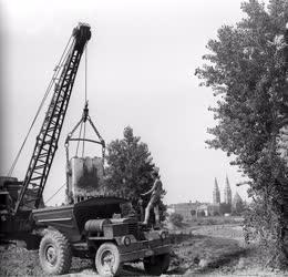 Ipar - Építőipar - Építkezés a Tisza töltésén 