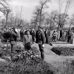 Évforduló - Katonai sírok koszorúzása a debreceni temetőben