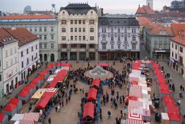 Kereskedelem - Pozsony - Karácsonyi vásár a Fő téren