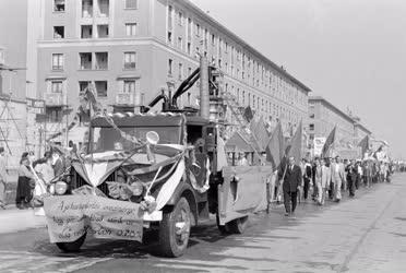 Belpolitika - Május elsejei felvonulás Sztálinvárosban