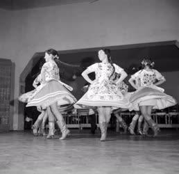 Kultúra - A dombóvári népi táncegyüttes bemutatója
