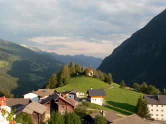 Ausztria - Falusi látkép hegyekkel