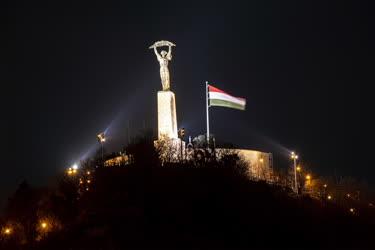 Városkép - Budapest - Magyarország legnagyobb nemzeti zászlója a Citadellán