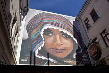 Városkép - Budapest - Gozsdu-udvar - Falfestmény a menekültek világnapjára