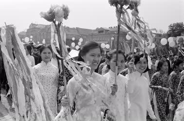 Életkép - Vietnami fiatalok a május elsejei felvonuláson