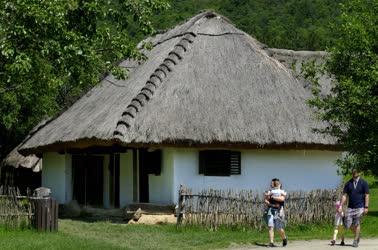 Turizmus - Szentendre - Fiatal család a skanzenben