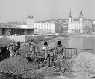 Városkép - Parkosítják a Feneketlen-tó környékét