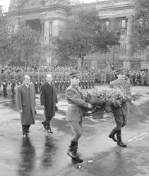 Belpolitika - Ünnep - Koszorúzás november 7-e tiszteletére