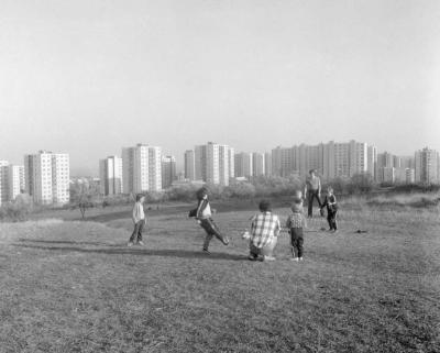 Városkép - Focizó gyerekek az Avas déli lakótelepen