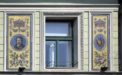 Épületrészlet - Budapest - Senefelder és egy bagoly mozaikképe