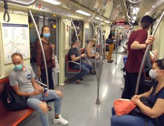 Koronavírus - Budapest - Védőmaszkos utasok a metróban