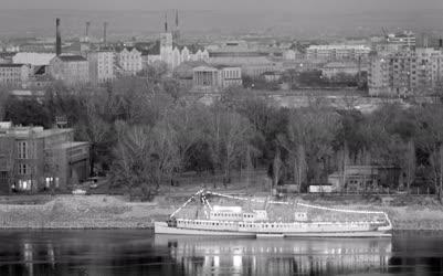 Vízi közlekedés - A kivilágított Visegrád üdülőhajó a Dunán