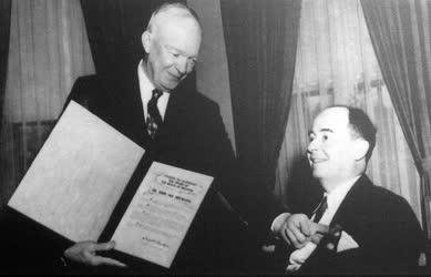 Kitüntetés - Neumann János kitüntetése