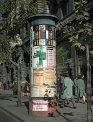 Reklám - Hirdetőoszlop a fővárosban