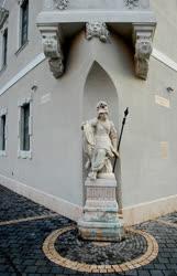 Műemlék - Budapest - Pallasz Athéne szobra a régi budai Városházánál