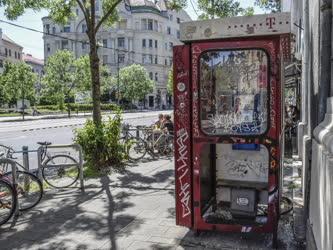 Távközlés - Budapest - Megrongált utcai telefonfülke
