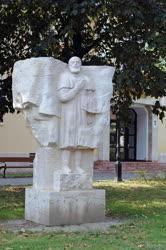 Vác - Kossuth-szobor