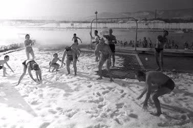 Szabadidő - Téli fürdő a Szabadság strandon