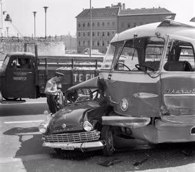 Baleset - Személyautó és autóbusz ütközött a fővárosi Szarvas térnél