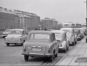 Városkép - Sztálinváros - Parkoló autók