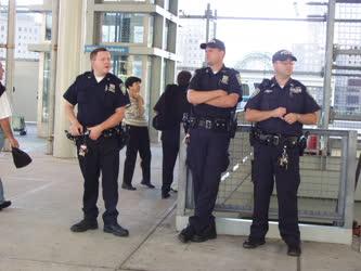USA - New York - Ground Zero metróállomás - Rendőrök
