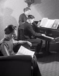 Kultúra - Szabadidő - Zongoraóra a Postás Kultúrotthonban